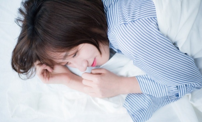 性感吊带短发美女私房秀白嫩香肩锁骨图片