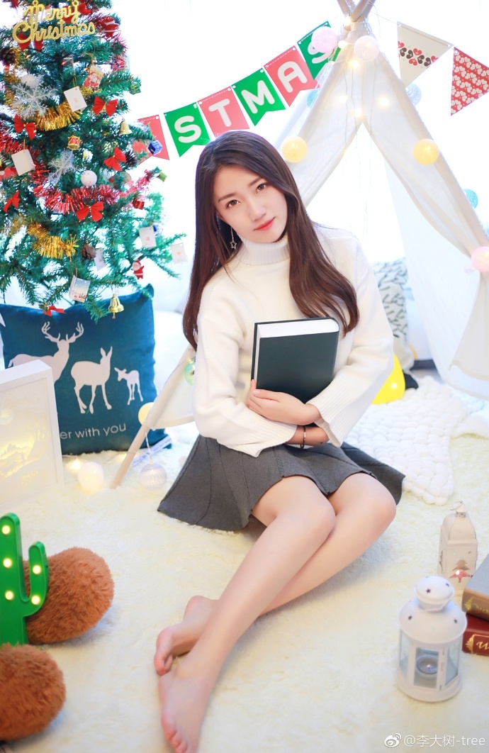 长发美女圣诞节美腿福利秀雅绝俗写真图片