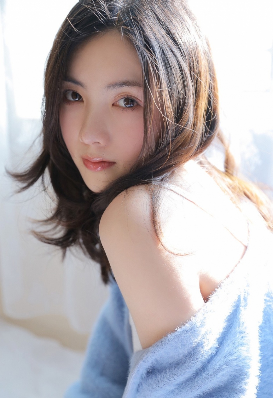 梦寐以求女神吊带香肩床上粉嫩诱人