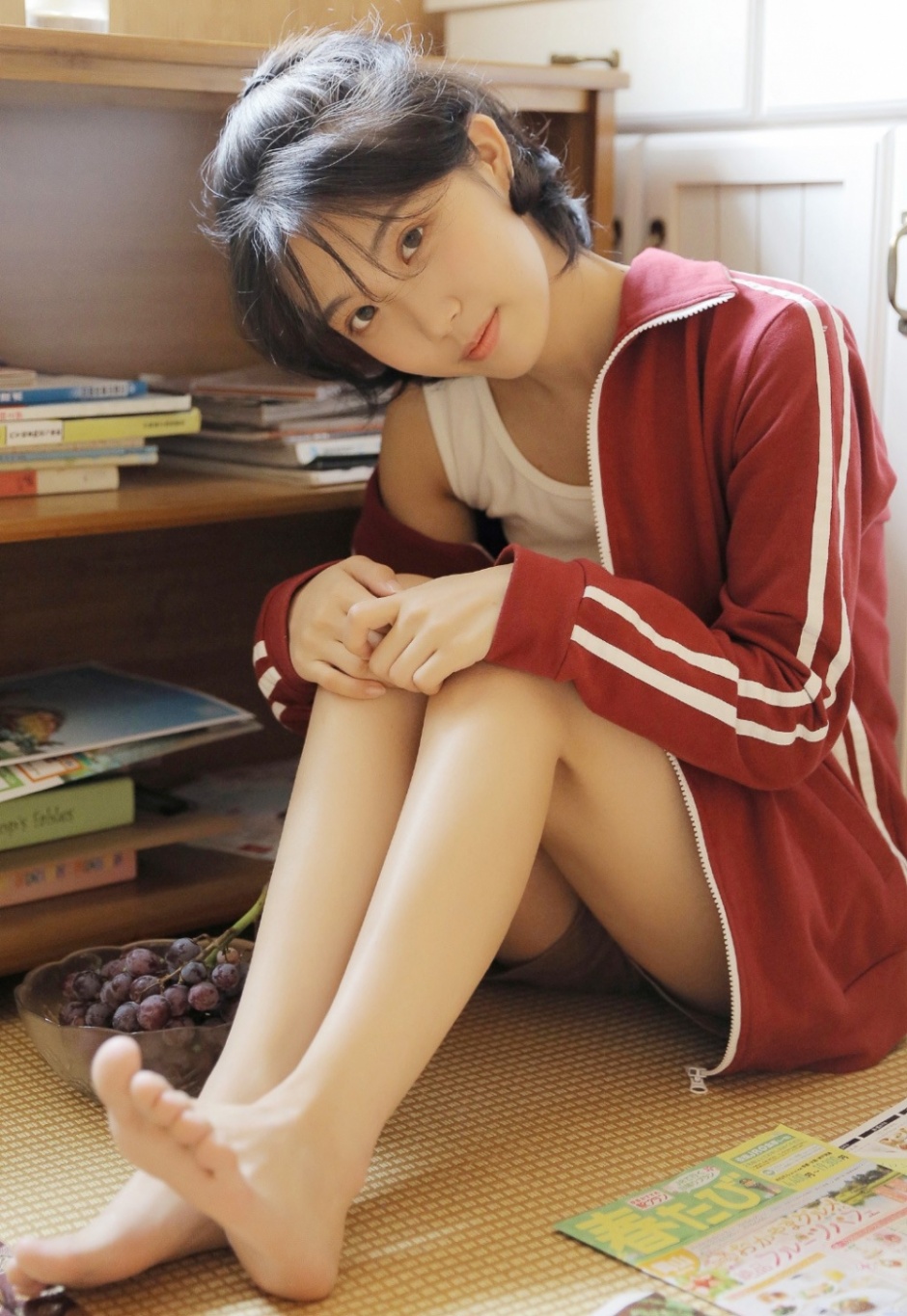 运动服少女吊带背心性感酥胸美腿写真图片