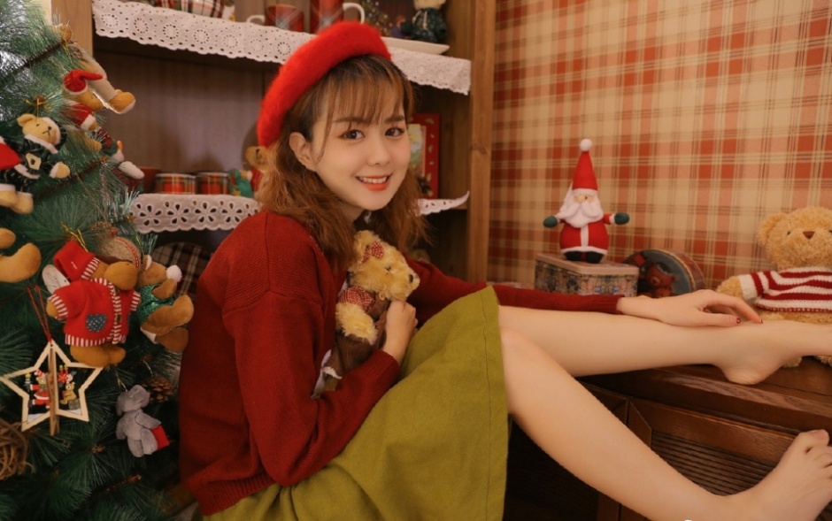 00后童颜萝莉圣诞装室内甜美迷人写真图片