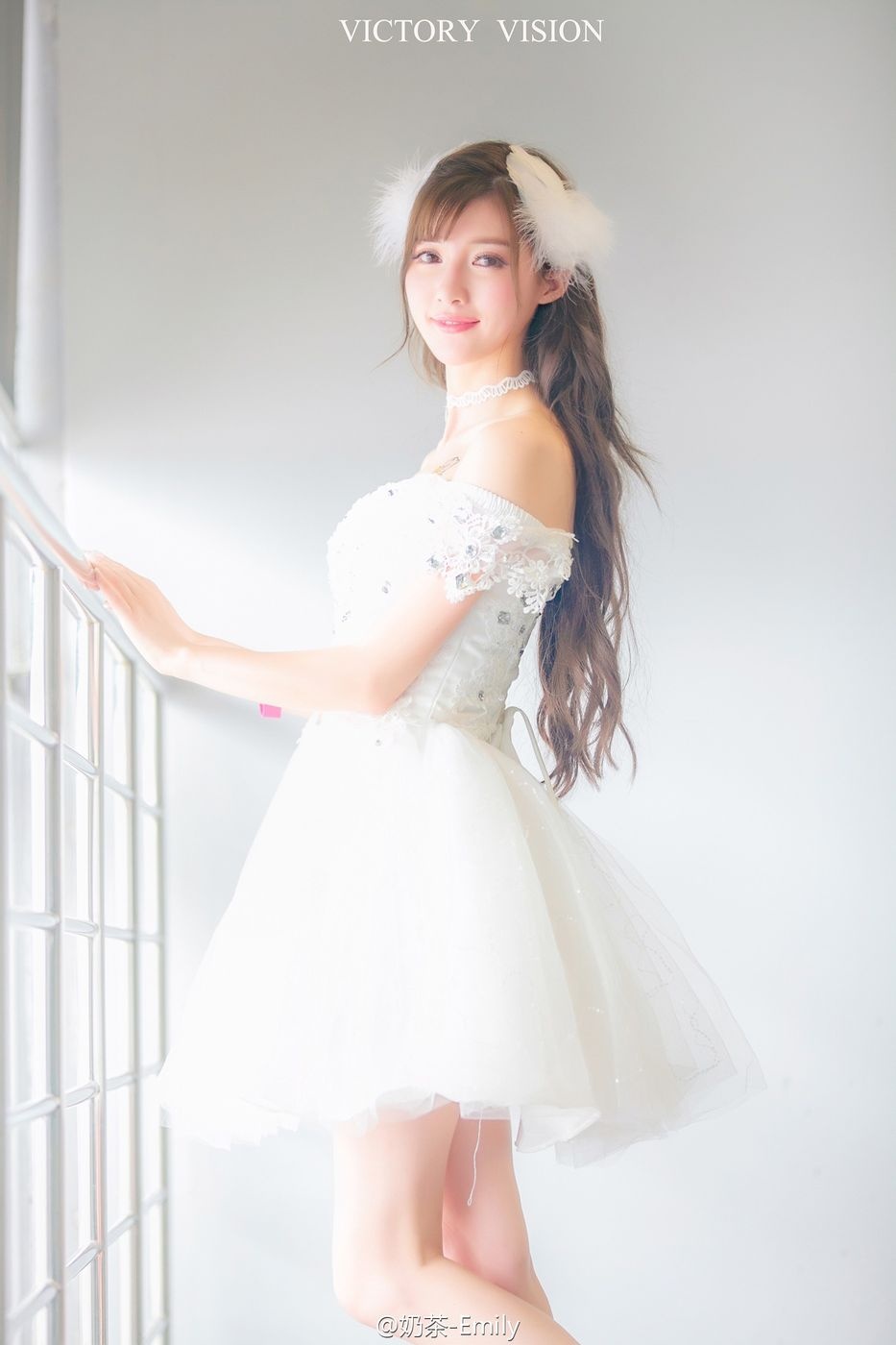 清新美女奶茶Emily千娇百媚性感养眼街拍图片