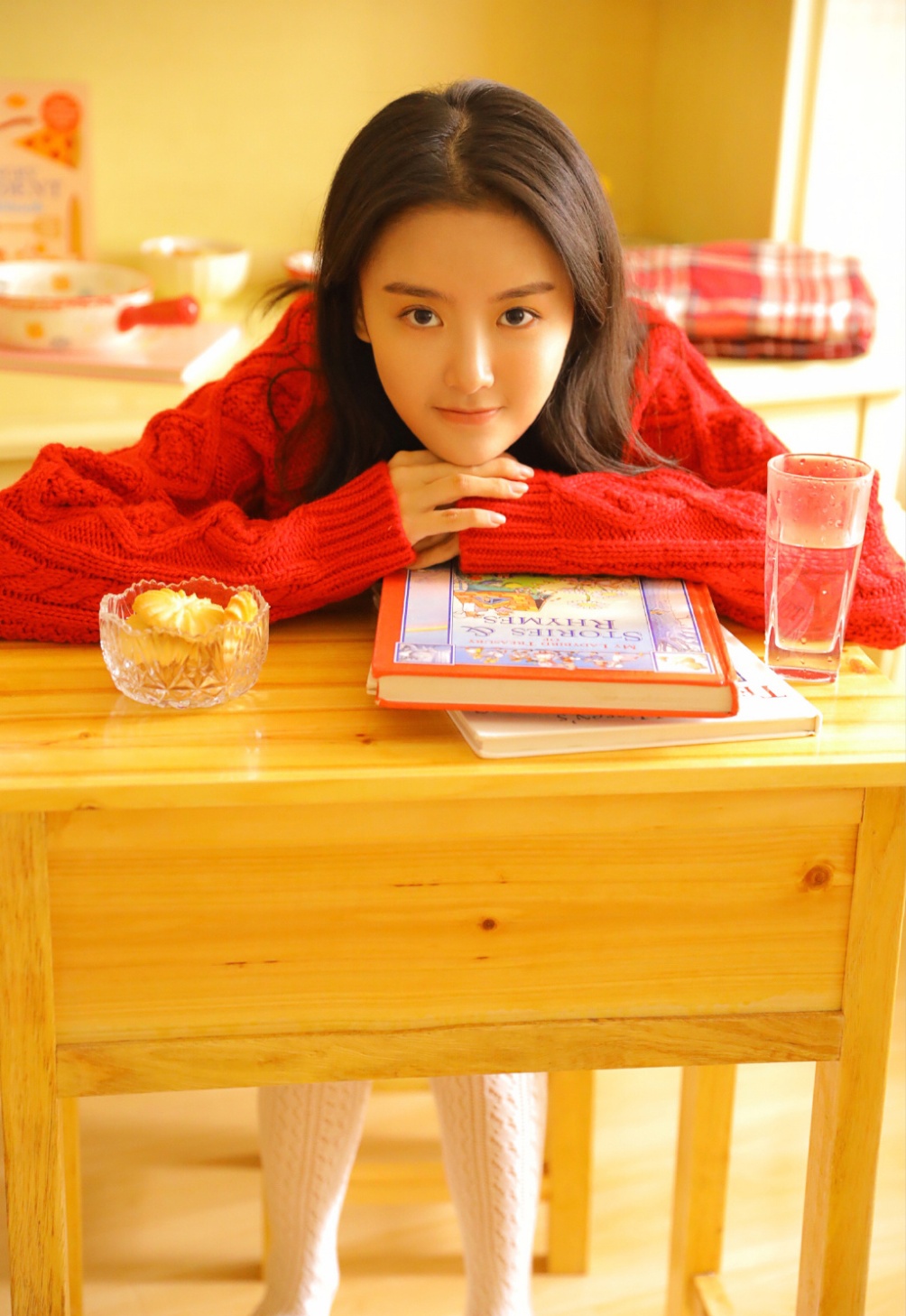 清纯学生妹室内粉嫩美腿私房写真照片