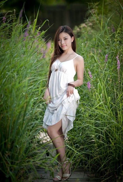 长发气质清纯美女性感吊带白裙诱人写真