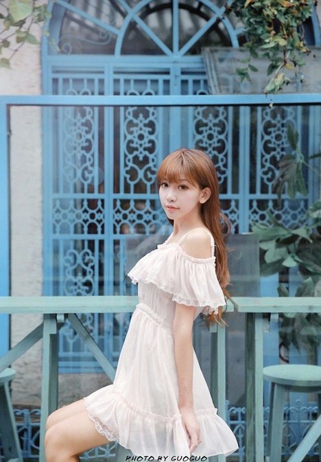 大眼清纯美女诱人香肩雪白蕾丝公主裙养眼生活照