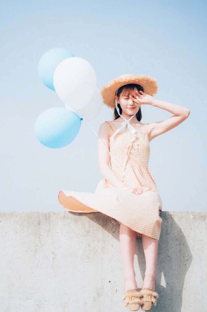 文艺范美女长发披肩五官清秀户外图片