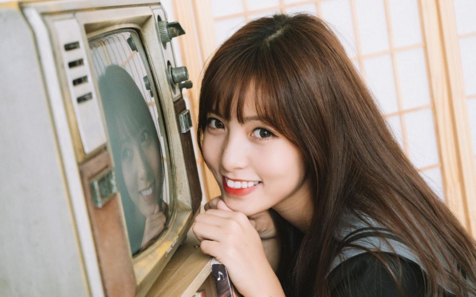 制服美女大学生长发披肩唇红齿白图片