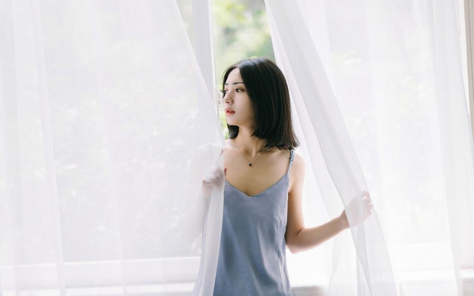 制服美女大学生长发披肩唇红齿白图片