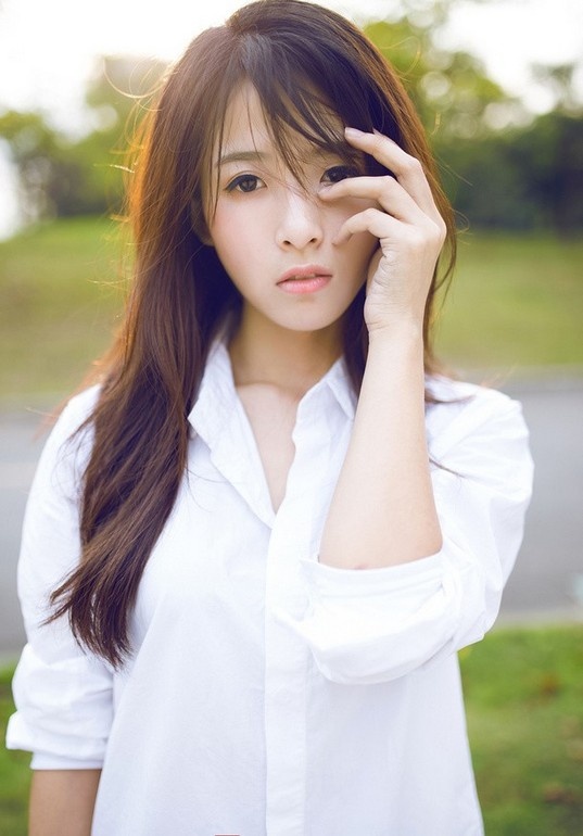 阳光白衬衫美女凌乱秀发性感撩人写真图片