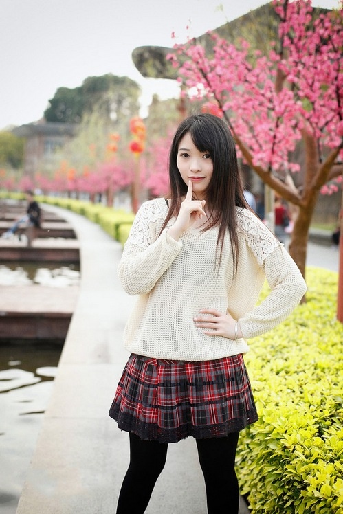 清纯白皙大眼美女缕空毛衣公园气质写真