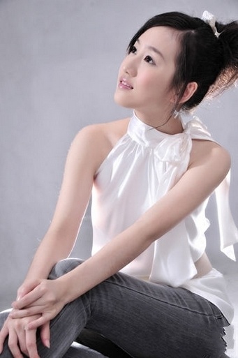 俏皮可人清纯90后美女刘美含艺术照