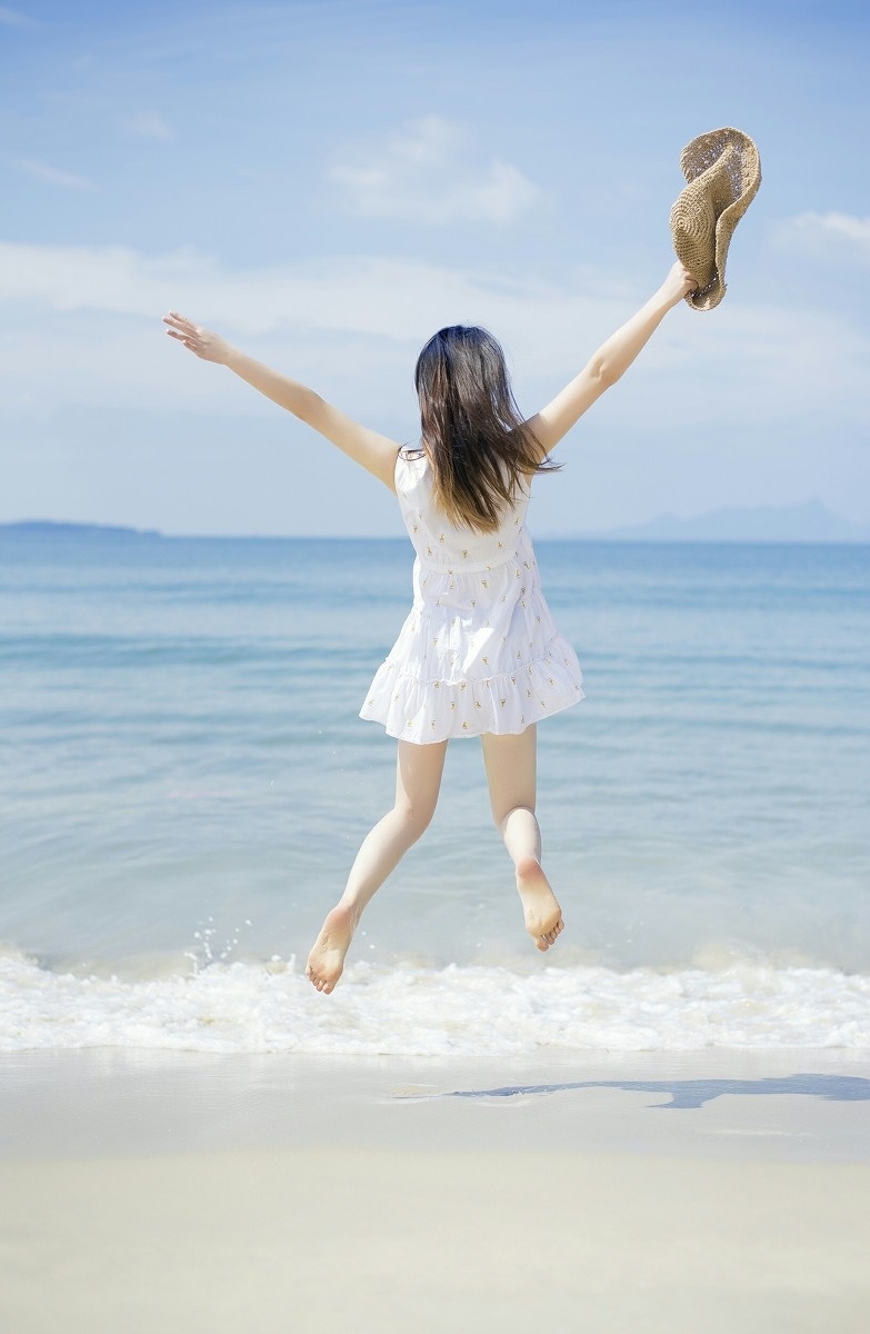 白裙清纯美女阳光沙滩美腿白嫩如霜图片