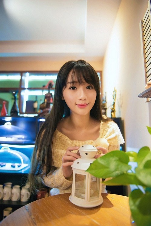 恬静淡然直长发清纯美眉奶茶店休闲美拍