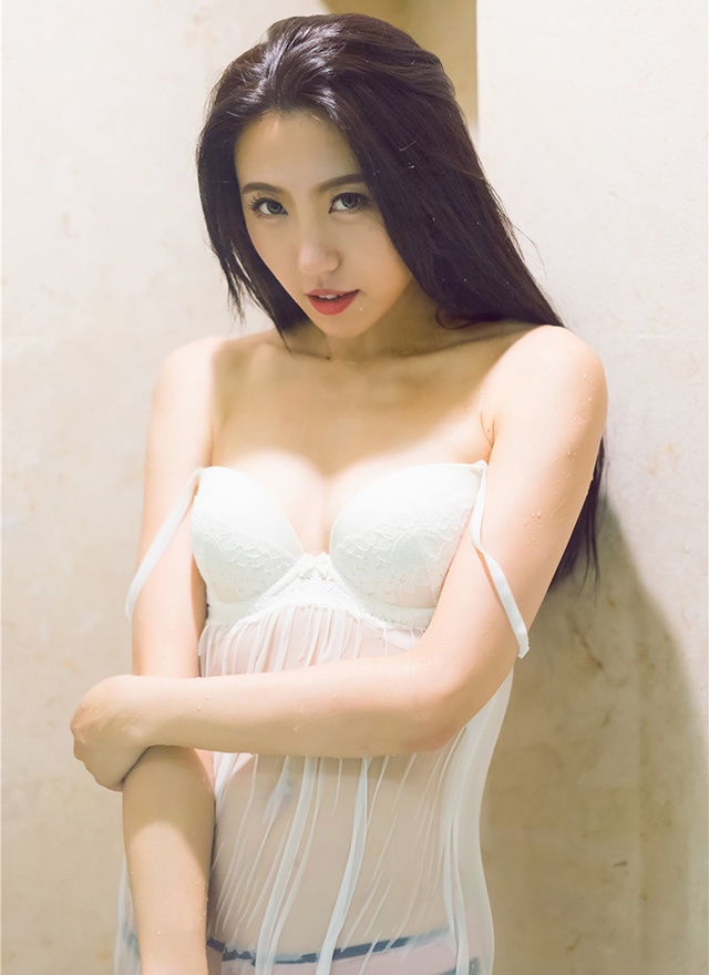 极品女神大熙雪白美腿外露诱人风情万种写真