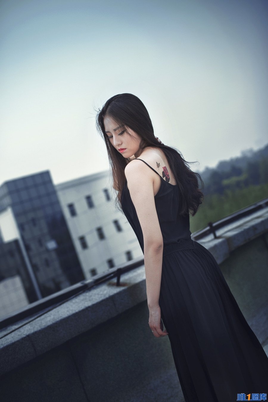 黑色性感长裙美女天台冷艳写真