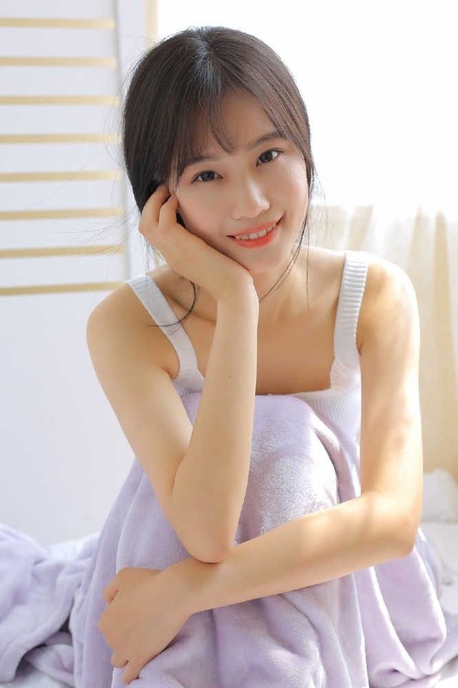 明眸皓齿小美女私房吊带香肩小露酥胸写真图片