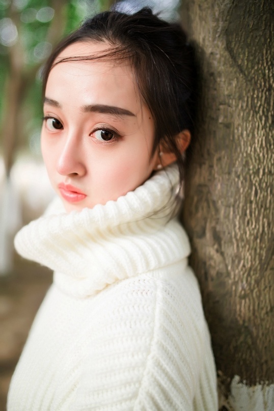 白净秀气大眼00后清纯妹子树林自拍美图