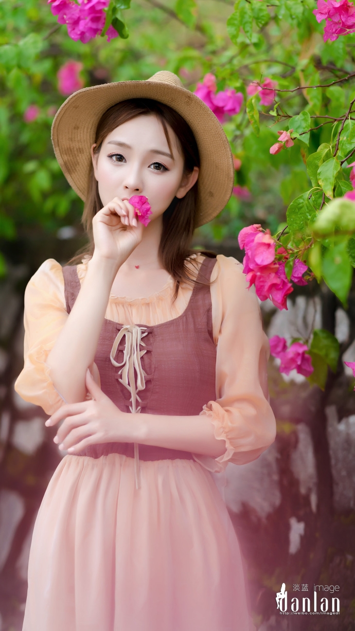 清纯美女丹婷森女系装扮头戴草帽图片