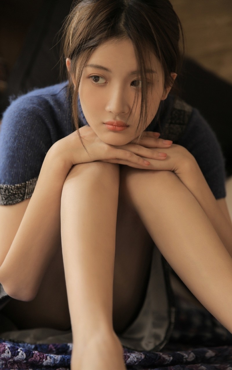 高颜值美女白皙光滑肌肤私房唯美写真图片