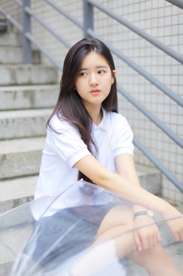 00后清纯长发美女校园洋溢青春活力写真