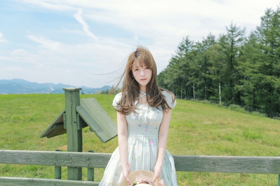 治愈系白嫩美女草原牧场清新迷人写真图片