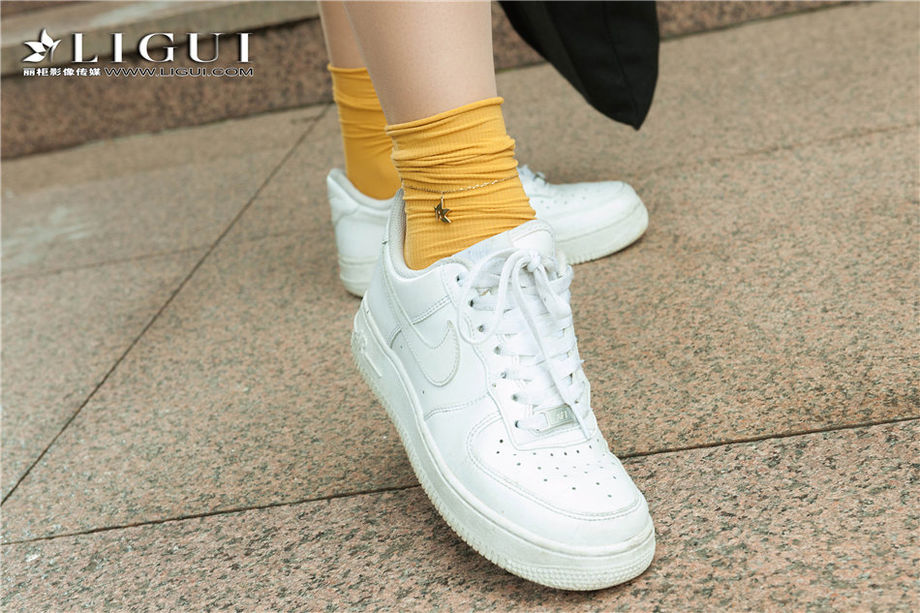 可爱美少女筱筱诱人丝袜玉足撩人街拍写真图片