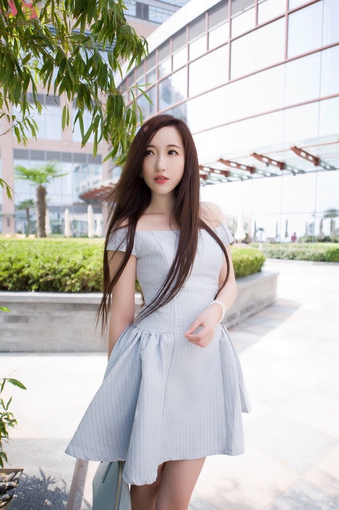 瓜子脸网红女神清纯妩媚户外长腿酥肩街拍写真