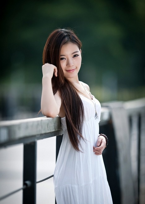长发气质清纯美女性感吊带白裙诱人写真
