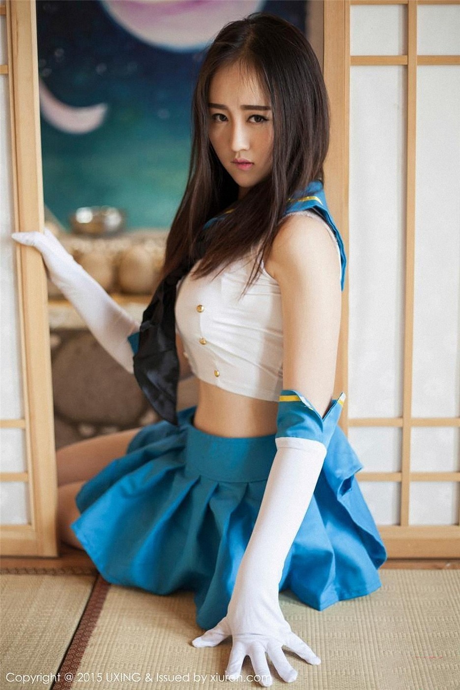 90后大美女王朝朝性感制服甜笑迷人写真图片