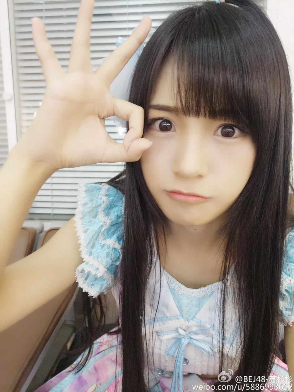 95后清纯大眼萌妹苏杉杉性感小嘴粉唇诱惑