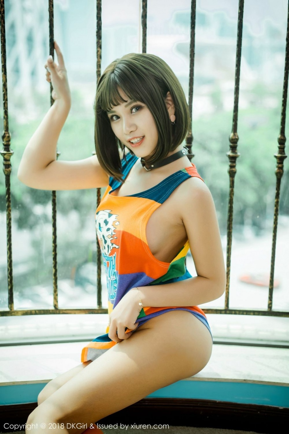 迷人小妖精阳台大秀美腿酥胸性感诱惑