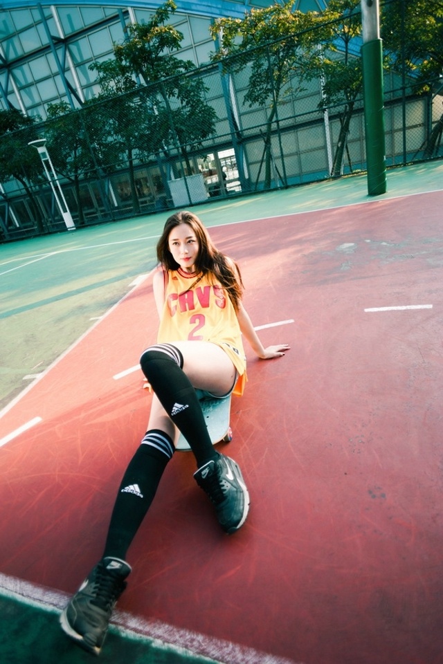 火辣美女校花中袜美腿运动服操场滑板美拍