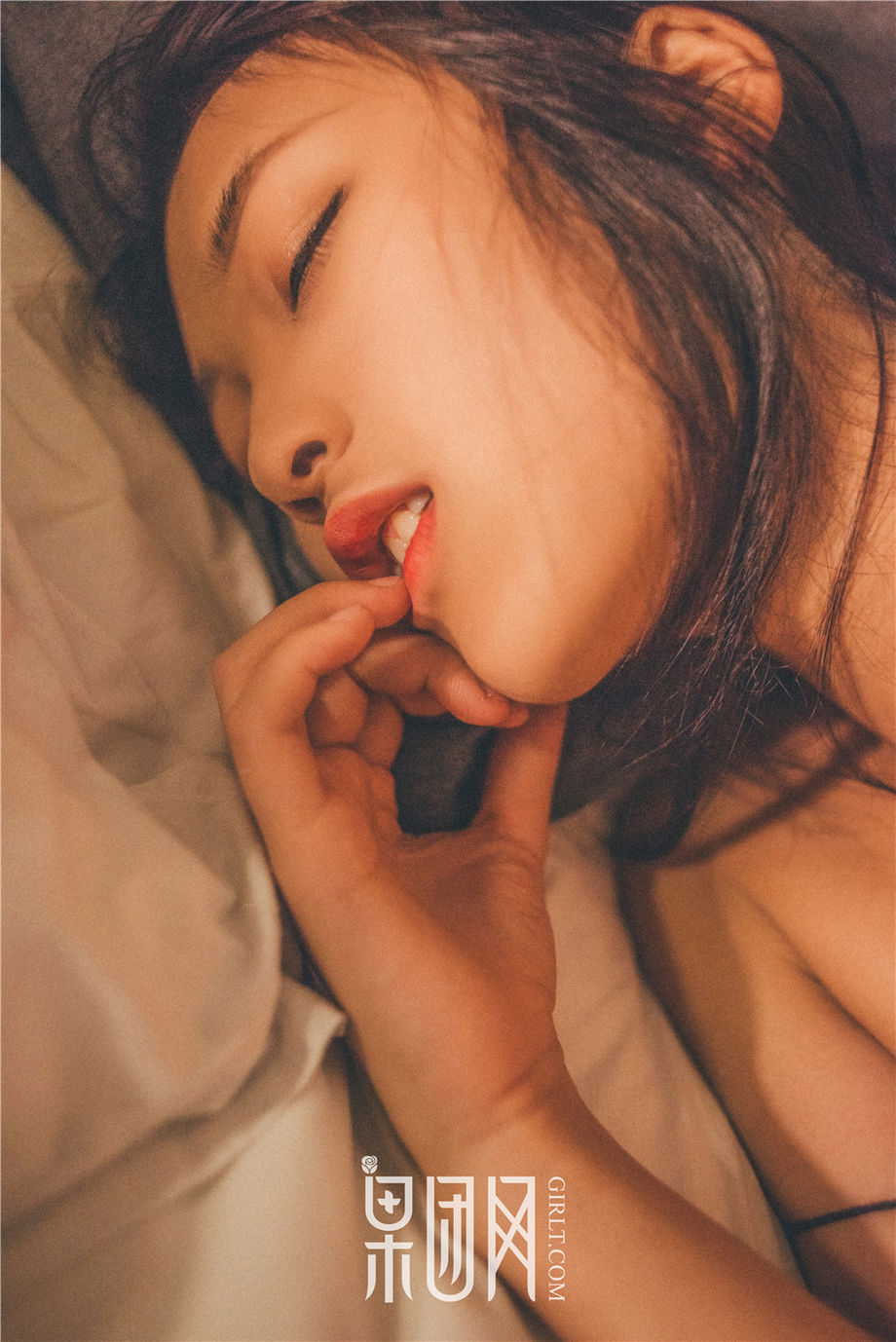 Girlt果团人像摄影写真 性感撩人主播肉肉妩媚个人大胆写真图片