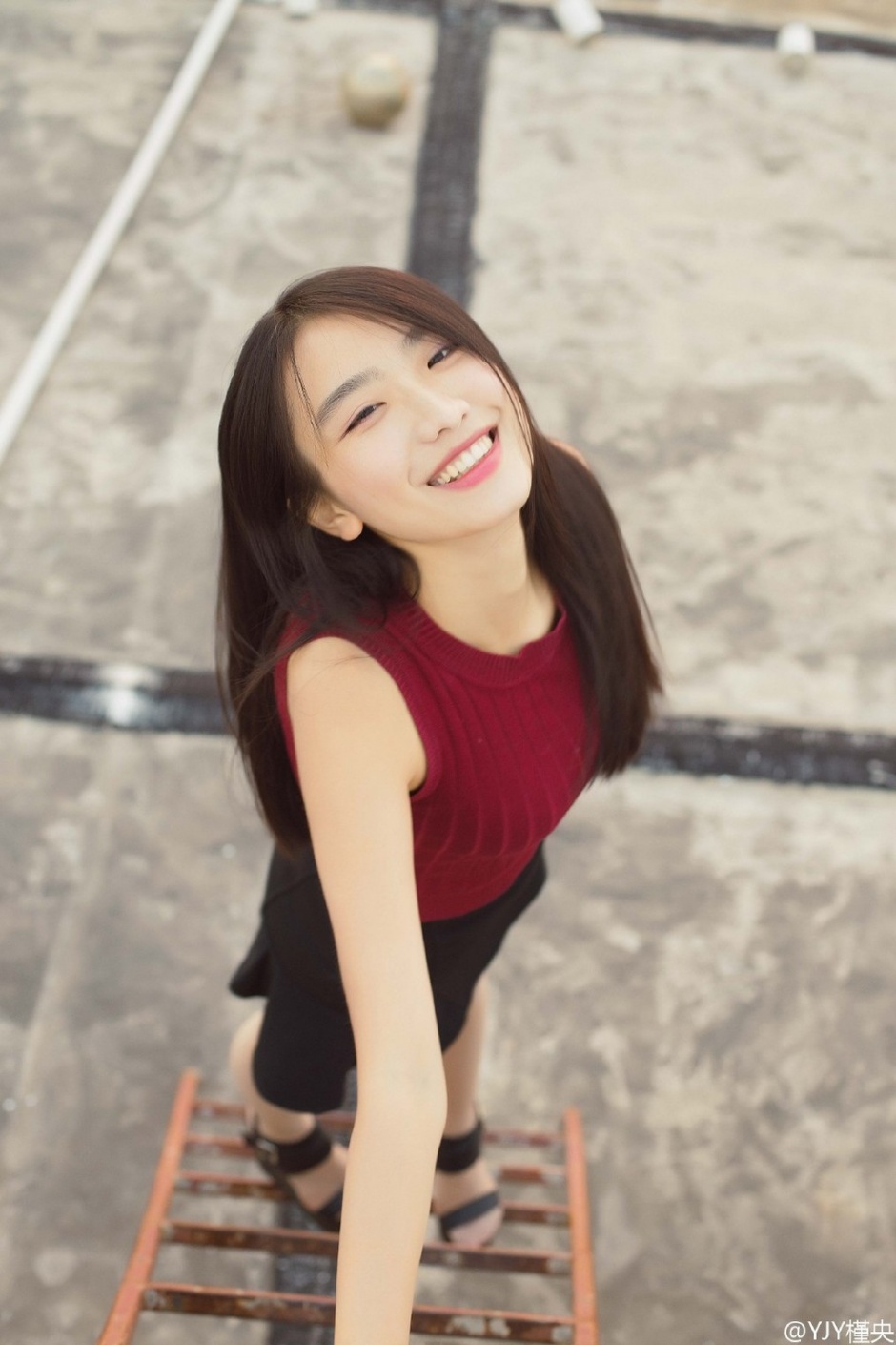 气质女神烈焰红唇迷人写真照