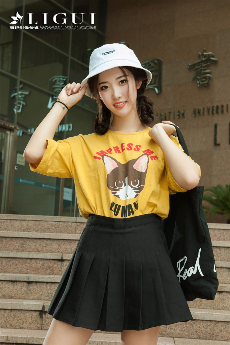 可爱美少女筱筱诱人丝袜玉足撩人街拍写真图片