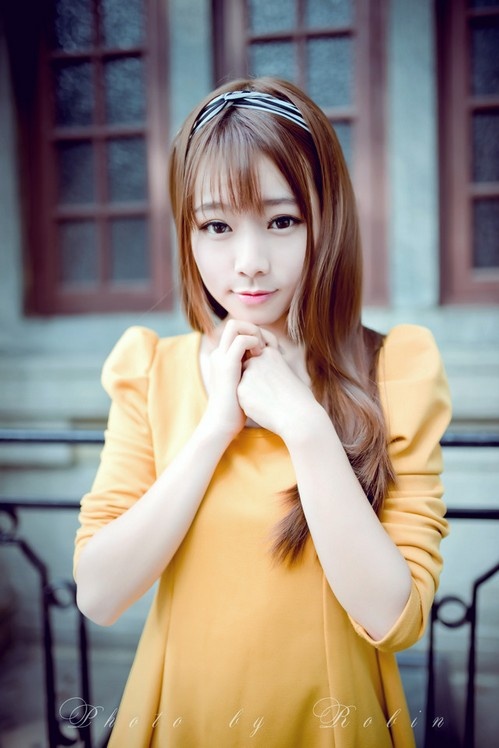 90后高颜值美女黄色短裙户外唯美写真图片