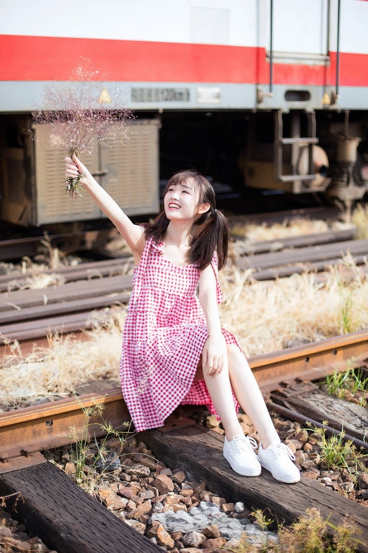00后清纯刘海美女粉红格子裙火车铁轨写真图片