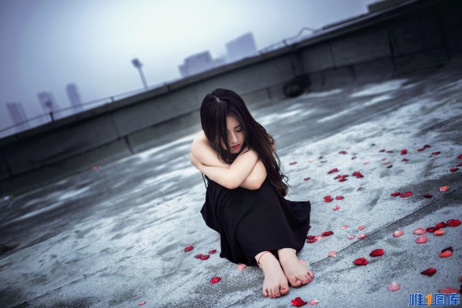 黑色性感长裙美女天台冷艳写真