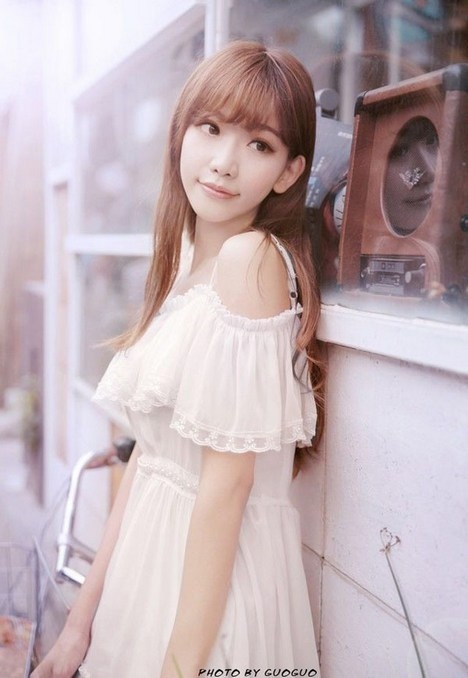 大眼清纯美女诱人香肩雪白蕾丝公主裙养眼生活照