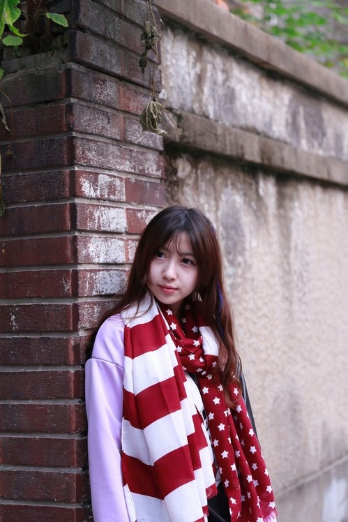 00后清纯稚嫩少女街头白皙长腿美拍图片