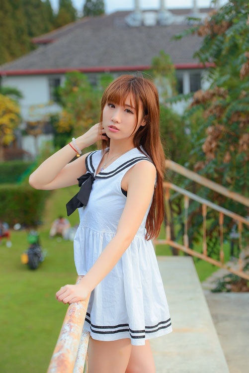 白皙甜美校花少女超短连衣裙秀美腿