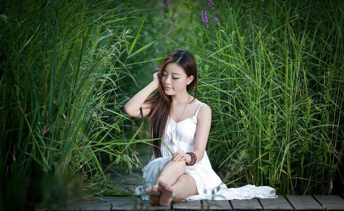 长发气质清纯美女性感吊带白裙诱人写真
