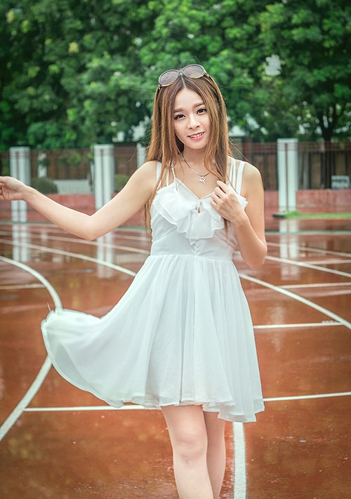 清纯少女长发白色短裙雨后操场唯美写真照