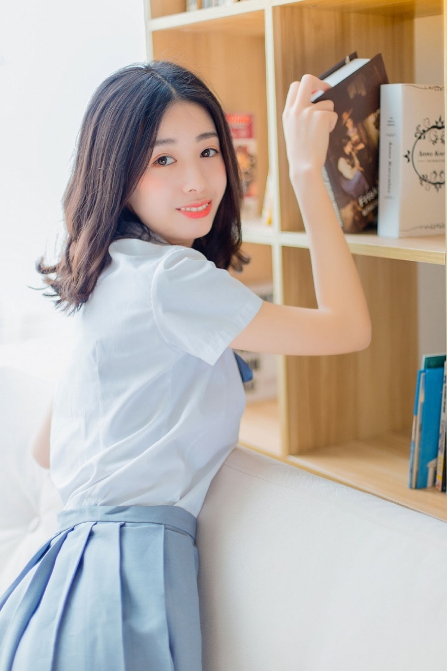 百褶短裙校服美女书房小清新迷人写真图片