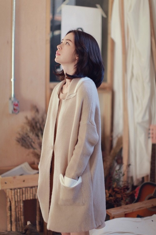 气质短发美女柔情似水室内唯美写真图片