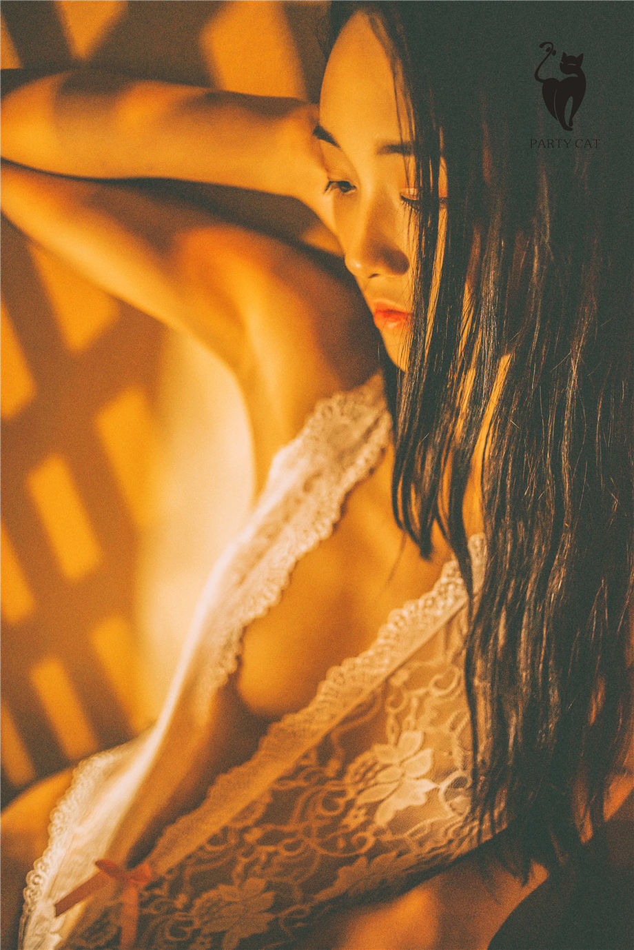 PartyCat轰趴猫 美乳美女香艳白色蕾丝情趣内衣魅惑写真图片