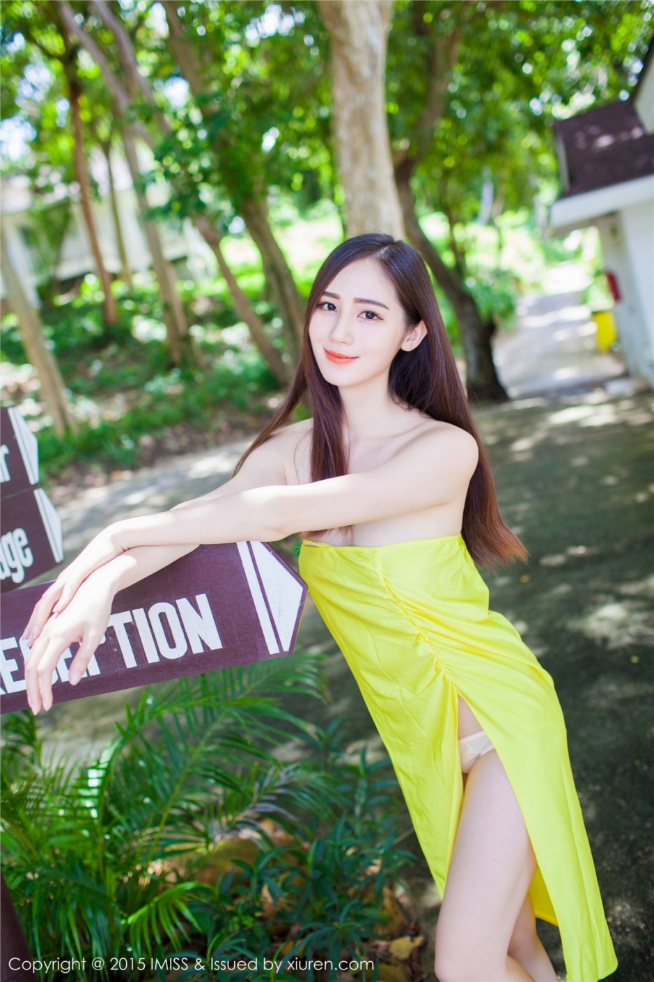 大长腿美女SISY思低胸高叉裙诱惑写真