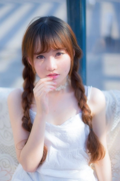 双麻花辫粉嫩美少女清纯可爱私房写真