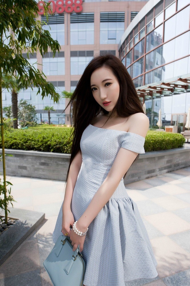 瓜子脸网红女神清纯妩媚户外长腿酥肩街拍写真