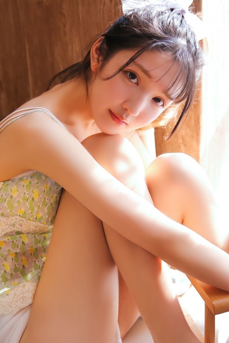 白皙粉嫩清纯少女书房香肩吊带美腿诱惑写真